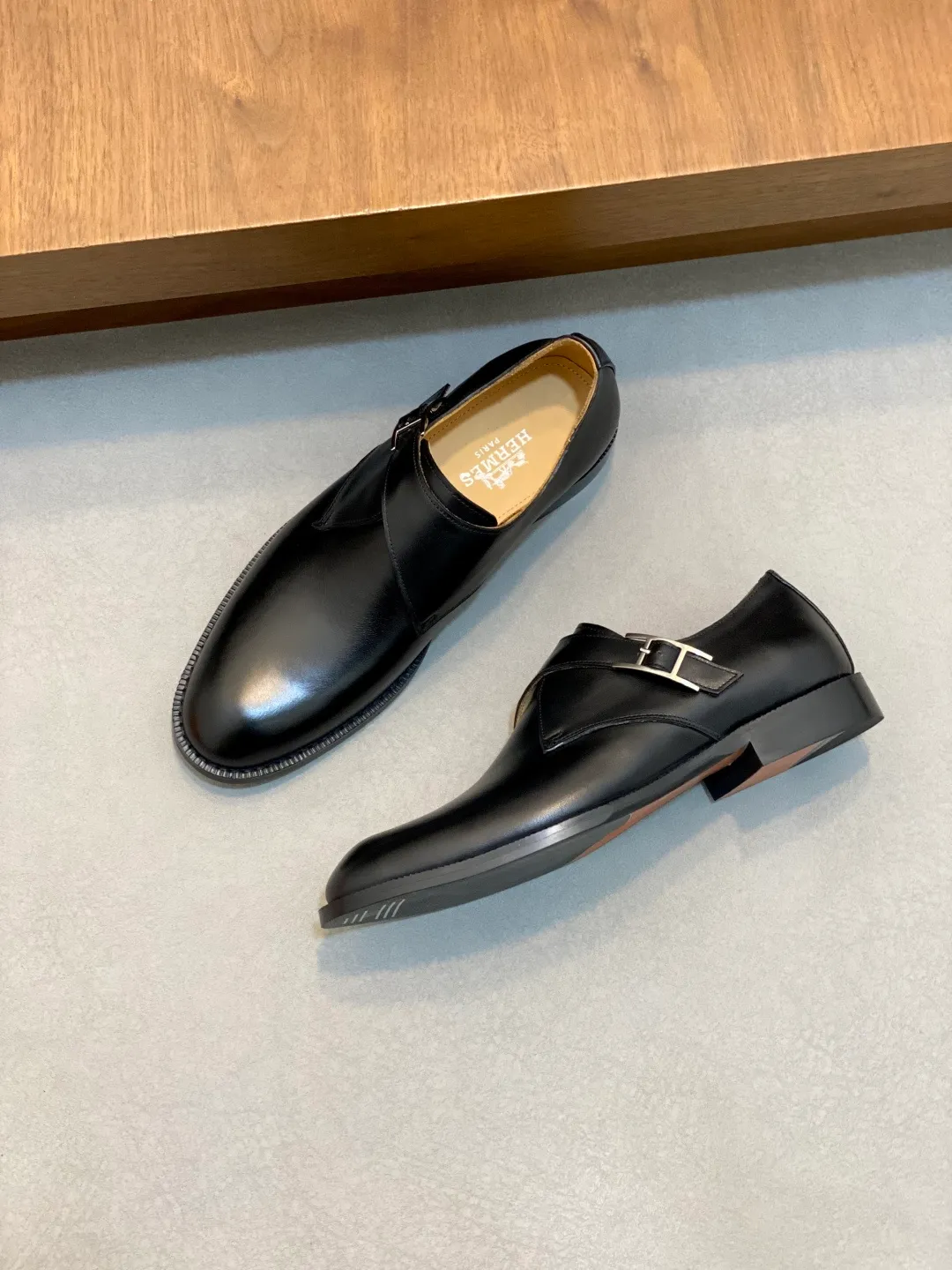 Men's shoes 💰780 HERMES/Hermès GAME slip-on loafers. These loafers are made of matte frosted calfskin. They are equipped with functional Kelly shoe buckles to easily create a fashionable urban style. They are equipped with genuine leather welts and lightweight grooved rubber foam outsole. They have genuine calfskin lining and silk-screen logo feet. They are slip-on design. They are novel and fashionable, with a handsome upper. Comes with a dust bag in the original box! Size: 39-40-41-42-43-44 standard leather shoe size (38/45 can be customized but does not support returns)